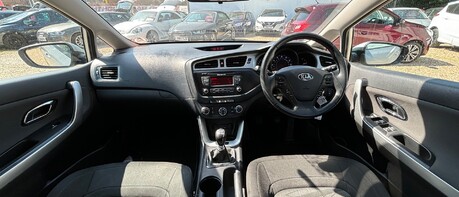 Kia Ceed VR7.. ..8 MAIN DEALER SERVICES AIR CON BLUETOOTH 1