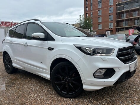 Ford Kuga ST-LINE TDCI..AUTOMATIC. AWD. SUNROOF.. 5 SERVICES.. 1 PREVIOUS OWNER 