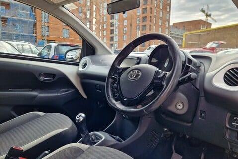 Toyota Aygo VVT-I X-PLAY.. ONLY 1 OWNER.. 5 MAIN DEALER SERVICES  9