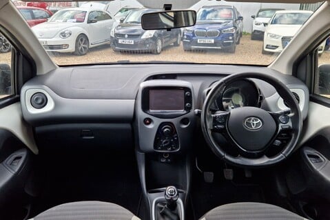 Toyota Aygo VVT-I X-PLAY.. ONLY 1 OWNER.. 5 MAIN DEALER SERVICES  10