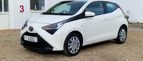 Toyota Aygo VVT-I X-PLAY.. ONLY 1 OWNER.. 5 MAIN DEALER SERVICES  1