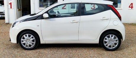 Toyota Aygo VVT-I X-PLAY.. ONLY 1 OWNER.. 5 MAIN DEALER SERVICES  1