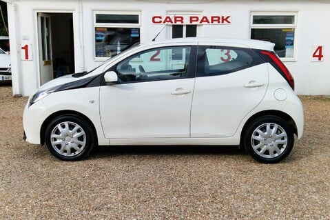 Toyota Aygo VVT-I X-PLAY.. ONLY 1 OWNER.. 5 MAIN DEALER SERVICES  5