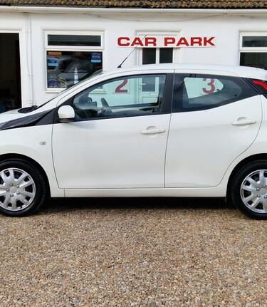 Toyota Aygo VVT-I X-PLAY.. ONLY 1 OWNER.. 5 MAIN DEALER SERVICES  3