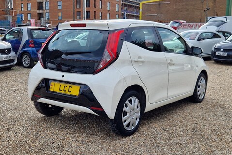 Toyota Aygo VVT-I X-PLAY.. ONLY 1 OWNER.. 5 MAIN DEALER SERVICES  6