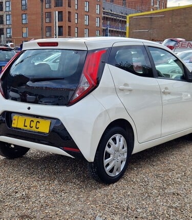 Toyota Aygo VVT-I X-PLAY.. ONLY 1 OWNER.. 5 MAIN DEALER SERVICES  3