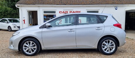 Toyota Auris 1.6 ICON VALVEMATIC.. 9 MAIN DEALER SERVICES.. AIR CON..STUNNING EXAMPLE 1