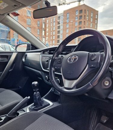 Toyota Auris 1.6 ICON VALVEMATIC.. 9 MAIN DEALER SERVICES.. AIR CON..STUNNING EXAMPLE 3