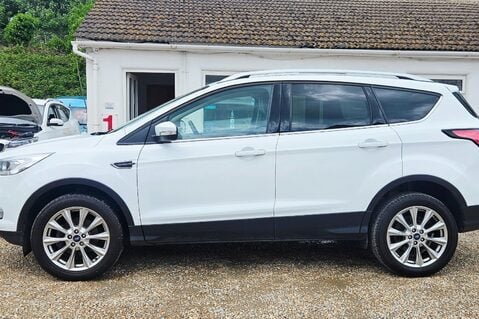 Ford Kuga TITANIUM EDITION..1 PREVIOUS OWNER.5 MAIN DEALER SERVICES..APPLE CAR PLAY  4