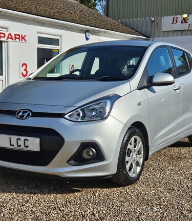 Hyundai i10 SE.. 1 PREVIOUS OWNER.. £35 ROAD TAX  10 SERVICES! 57 MPG! 3