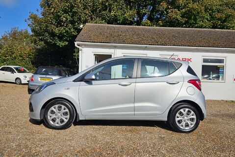 Hyundai i10 SE.. 1 PREVIOUS OWNER.. £35 ROAD TAX  10 SERVICES! 57 MPG! 5