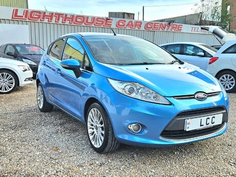 Ford Fiesta TITANIUM.. AUTOMATIC..6 MAIN DEALER SERVICES.. 1 PREVIOUS KEEPER.. 