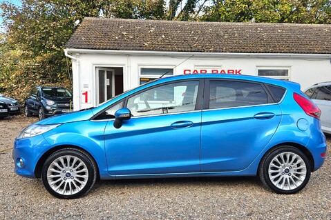 Ford Fiesta TITANIUM.. AUTOMATIC..6 MAIN DEALER SERVICES.. 1 PREVIOUS KEEPER..  5