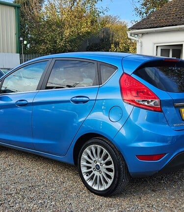 Ford Fiesta TITANIUM.. AUTOMATIC..6 MAIN DEALER SERVICES.. 1 PREVIOUS KEEPER..  3