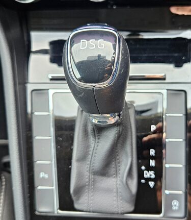 Skoda Superb SE TSI AUTOMATIC. 1 PREVIOUS KEEPER.. APPLE PLAY.. 5 MAIN DEALER SERVICE 3