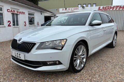 Skoda Superb SE TSI AUTOMATIC. 1 PREVIOUS KEEPER.. APPLE PLAY.. 5 MAIN DEALER SERVICE 12