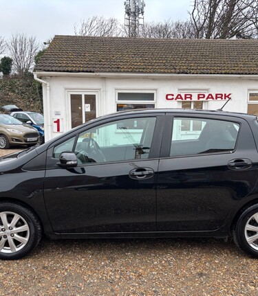 Toyota Yaris VVT-I TR.. AUTOMATIC.. 1 PREVIOUS OWNER.. 11 SERVICES.. £35 ROAD TAX  3