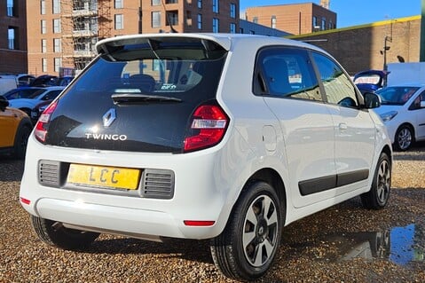 Renault Twingo PLAY SCE.. 1 PREVIOUS KEEPER.. 8 SERVICES.. LOW INSURANCE GROUP.. £20 R/TAX 8