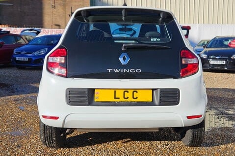 Renault Twingo PLAY SCE.. 1 PREVIOUS KEEPER.. 8 SERVICES.. LOW INSURANCE GROUP.. £20 R/TAX 6