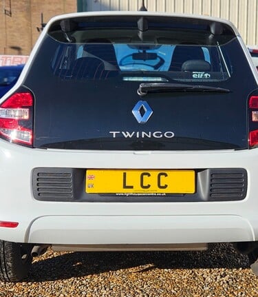 Renault Twingo PLAY SCE.. 1 PREVIOUS KEEPER.. 8 SERVICES.. LOW INSURANCE GROUP.. £20 R/TAX 3