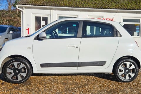 Renault Twingo PLAY SCE.. 1 PREVIOUS KEEPER.. 8 SERVICES.. LOW INSURANCE GROUP.. £20 R/TAX 4