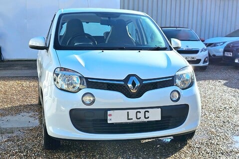 Renault Twingo PLAY SCE.. 1 PREVIOUS KEEPER.. 8 SERVICES.. LOW INSURANCE GROUP.. £20 R/TAX 2