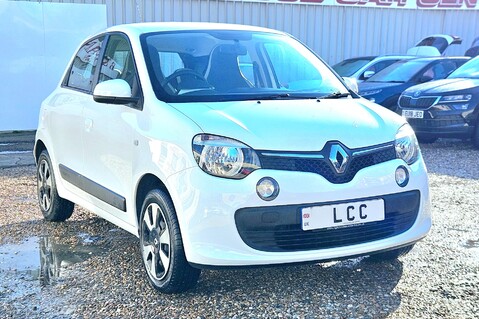 Renault Twingo PLAY SCE.. 1 PREVIOUS KEEPER.. 8 SERVICES.. LOW INSURANCE GROUP.. £20 R/TAX 9