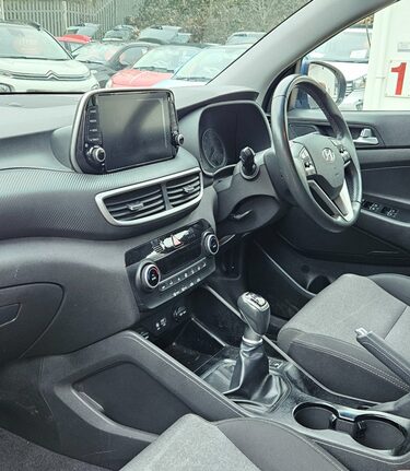 Hyundai TUCSON GDI SE NAV.. 5 MAIN DEALER SERVICES.. 1 PREVIOUS KEEPER.. REVERSING CAMERA 3