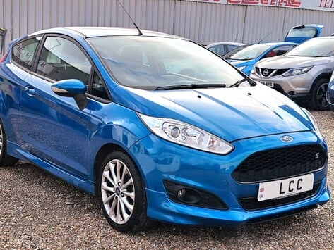 Ford Fiesta ZETEC S.. £ZERO ROAD TAX.. 8 SERVICES.. SAT NAV… STUNNING COLOUR