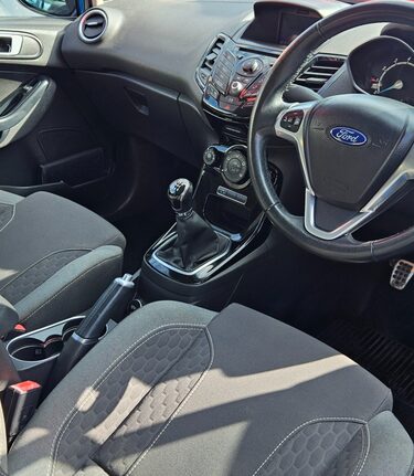 Ford Fiesta ZETEC S.. £20 ROAD TAX.. 8 SERVICES.. SAT NAV… STUNNING COLOUR 3