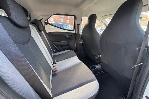 Toyota Aygo VVT-I X-STYLE.1 PREVIOUS OWNER.7 SERVICES/4MAIN DEALER.REVERSING CAMERA.A/C 13