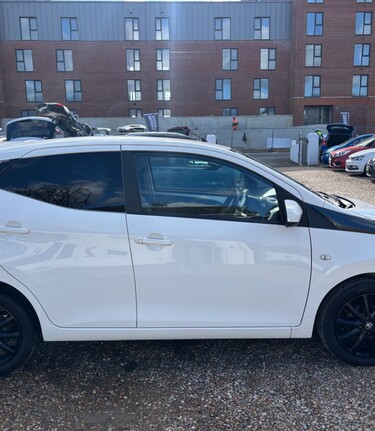 Toyota Aygo VVT-I X-STYLE.1 PREVIOUS OWNER.7 SERVICES/4MAIN DEALER.REVERSING CAMERA.A/C 3
