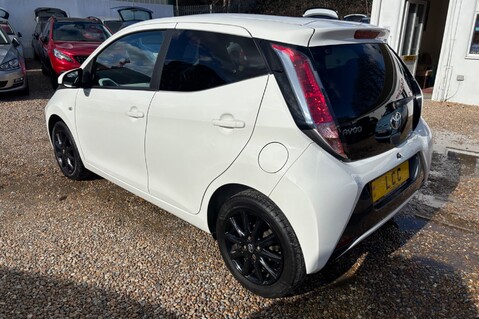 Toyota Aygo VVT-I X-STYLE.1 PREVIOUS OWNER.7 SERVICES/4MAIN DEALER.REVERSING CAMERA.A/C 4