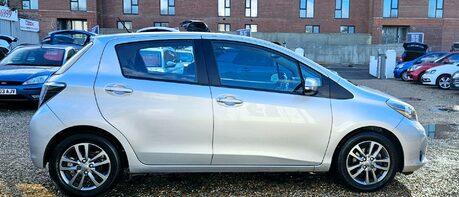 Toyota Yaris VVT-I ICON PLUS.. AUTOMATIC.. 11 MAIN DEALER SERVICES.. SAT NAV.. £35 R/TAX 1