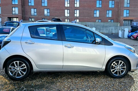 Toyota Yaris VVT-I ICON PLUS.. AUTOMATIC.. 11 MAIN DEALER SERVICES.. SAT NAV.. £35 R/TAX 10