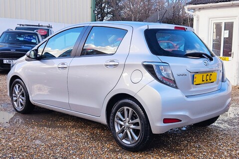 Toyota Yaris VVT-I ICON PLUS.. AUTOMATIC.. 11 MAIN DEALER SERVICES.. SAT NAV.. £35 R/TAX 13