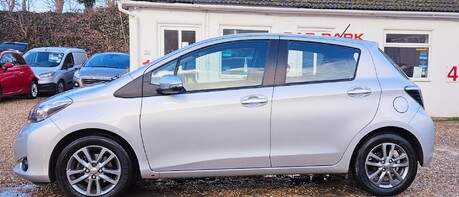 Toyota Yaris VVT-I ICON PLUS.. AUTOMATIC.. 11 MAIN DEALER SERVICES.. SAT NAV.. £35 R/TAX 1
