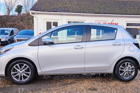 Toyota Yaris VVT-I ICON PLUS.. AUTOMATIC.. 11 MAIN DEALER SERVICES.. SAT NAV.. £35 R/TAX 14