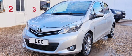 Toyota Yaris VVT-I ICON PLUS.. AUTOMATIC.. 11 MAIN DEALER SERVICES.. SAT NAV.. £35 R/TAX 1