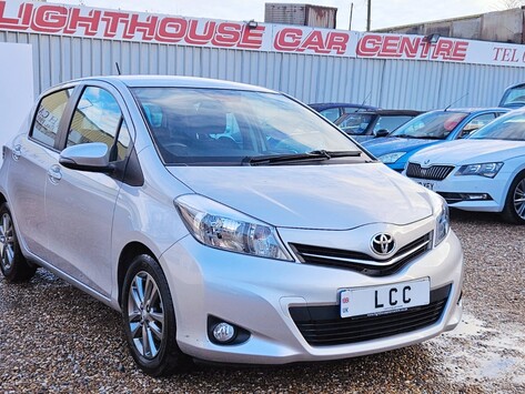 Toyota Yaris VVT-I ICON PLUS.. AUTOMATIC.. 11 MAIN DEALER SERVICES.. SAT NAV.. £35 R/TAX