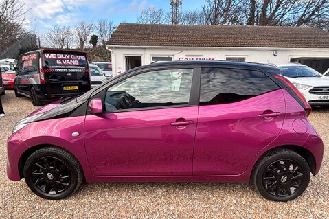 Toyota Aygo VVT-I X-CITE.. 5 MAIN DEALER SERVICES.. REVERSING CAMERA.. A/C.. 1 PREVIOUS 9