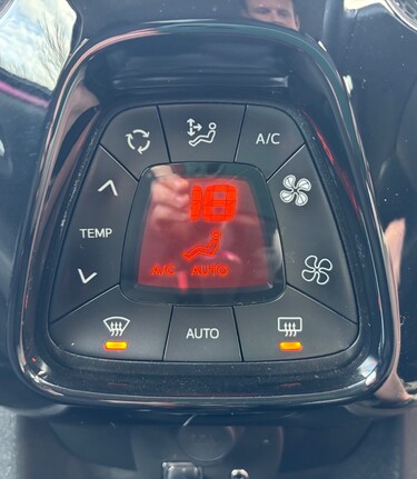 Toyota Aygo VVT-I X-CITE.. 5 MAIN DEALER SERVICES.. REVERSING CAMERA.. A/C.. 1 PREVIOUS 3