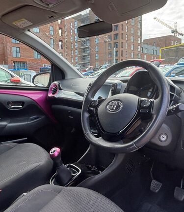 Toyota Aygo VVT-I X-CITE.. 5 MAIN DEALER SERVICES.. REVERSING CAMERA.. A/C.. 1 PREVIOUS 3