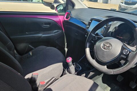 Toyota Aygo VVT-I X-CITE.. 5 MAIN DEALER SERVICES.. REVERSING CAMERA.. A/C.. 1 PREVIOUS 16