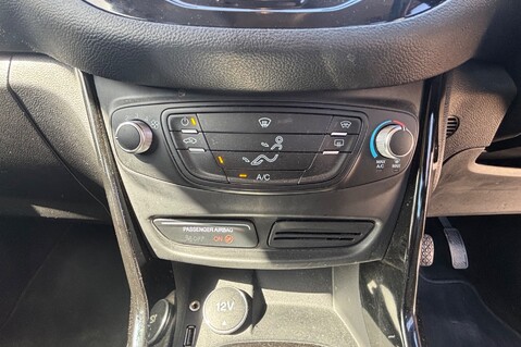 Ford B-Max ZETEC NAVIGATOR.. 1 PREVIOUS KEEPER.. 9 SERVICES.. STUNNING COLOUR 13