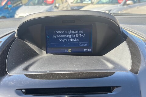 Ford B-Max ZETEC NAVIGATOR.. 1 PREVIOUS KEEPER.. 9 SERVICES.. STUNNING COLOUR 16