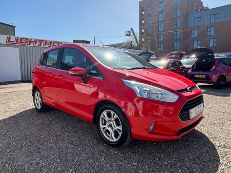 Ford B-Max ZETEC NAVIGATOR.. 1 PREVIOUS KEEPER.. 9 SERVICES.. STUNNING COLOUR
