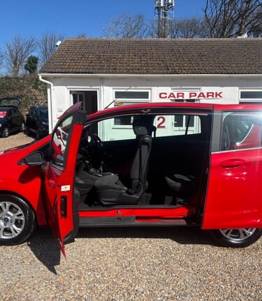 Ford B-Max ZETEC NAVIGATOR.. 1 PREVIOUS KEEPER.. 9 SERVICES.. STUNNING COLOUR 3