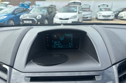 Ford Fiesta ZETEC.. AUTOMATIC..£35 ROAD TAX.. 9 SERVICES.. 1 PREVIOUS KEEPER.. AIR CON. 25