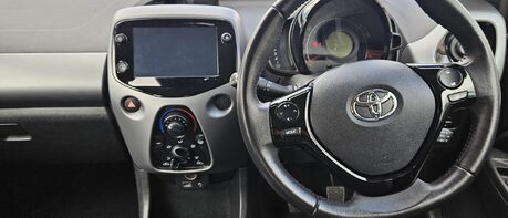 Toyota Aygo VVT-I X-PLAY TSS..1 PREVIOUS OWNER.. SERVICE HISTORY..LOW INSURANCE.. A/C 1